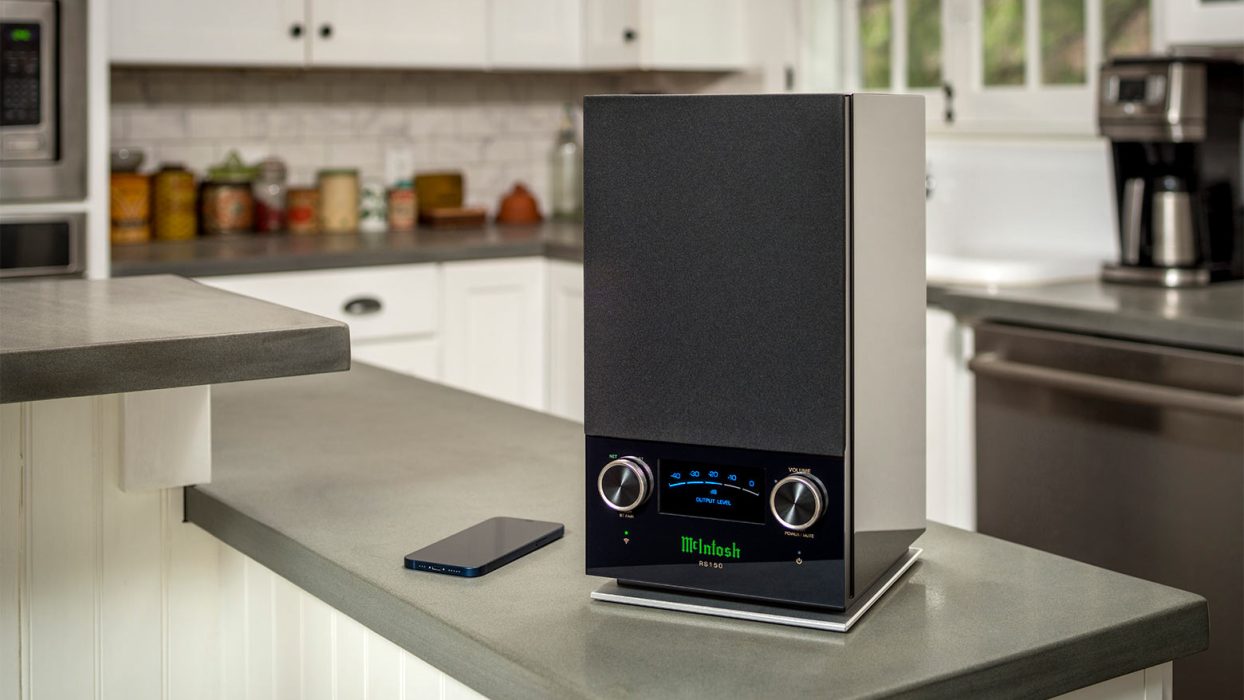 rs150-lifestyle-counter-phone